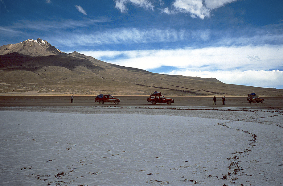 chi_3_24 tunupa.jpg - Nord et Est Uyuni volcan Tunupa volcan Tunupa et bord du salar d'Uyuni sur lequel circulent nos 4x4